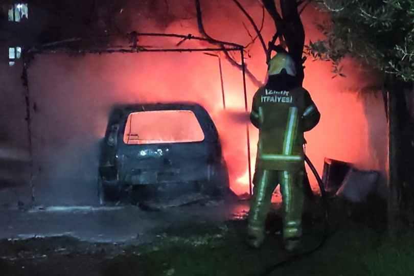 İzmir haber: Kundaklandığı iddia edilen araçlar kullanılamaz hale geldi