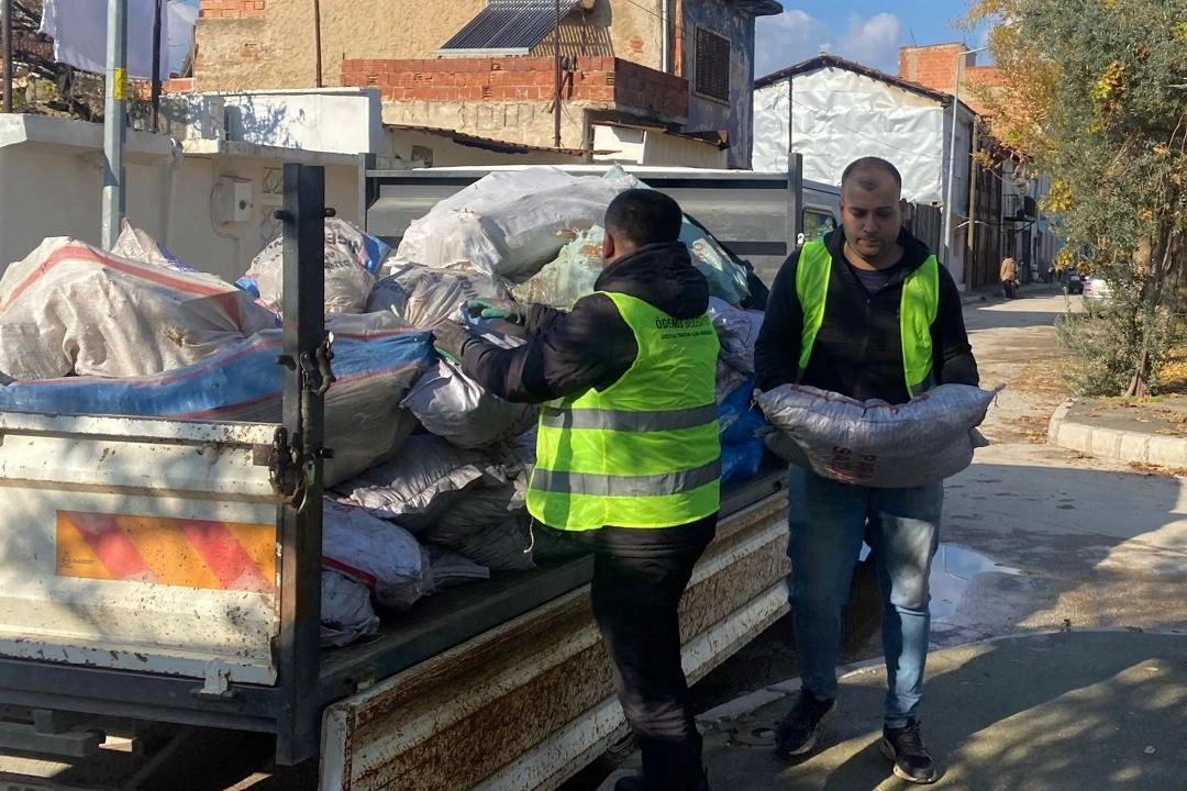 Ödemiş’te budanan ağaçlar ihtiyaç sahiplerine ulaşıyor