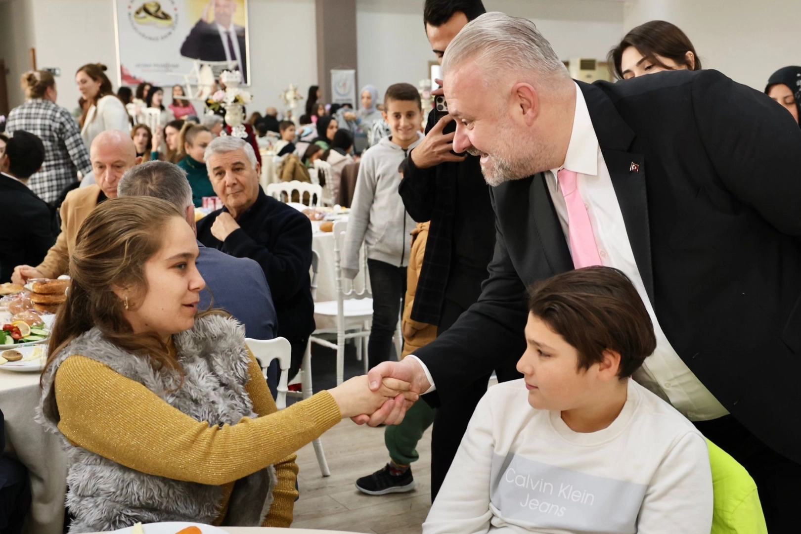 Menemen’de özel çocuklarla yılbaşı sürprizi haberinin görseli
