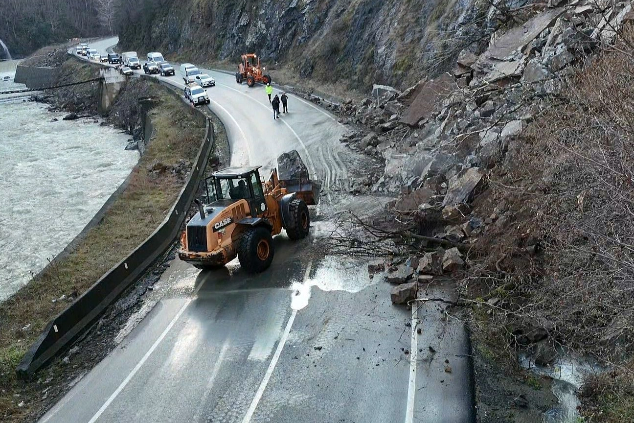 Artvin’de heyelan: Karayolu ulaşıma kapandı!