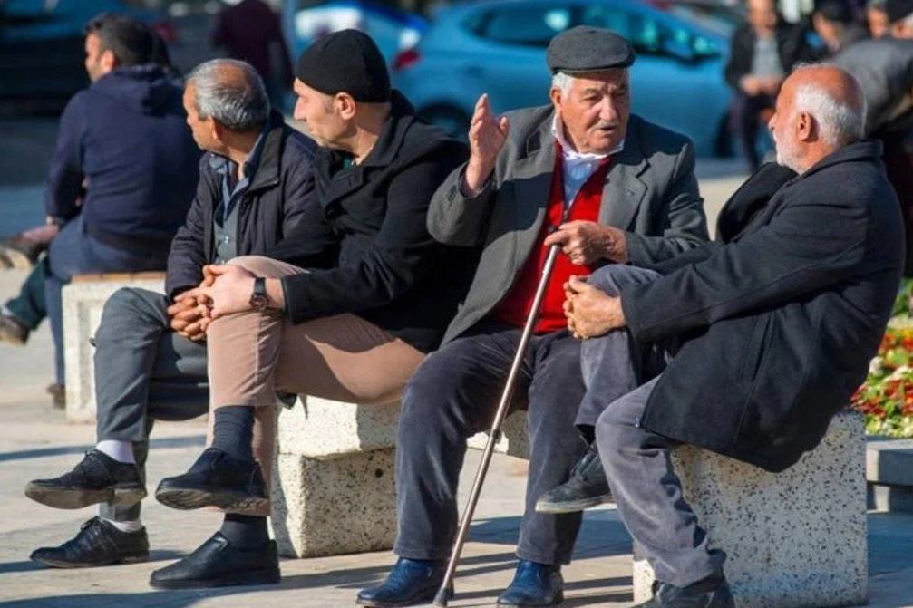 DİSK Emekli Sen meydanlarda… İmza kampanyası başlatıldı haberinin görseli