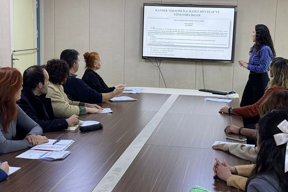 İzmir'de eczacı ve biyologlara kemoterapi ilaçı eğitimi