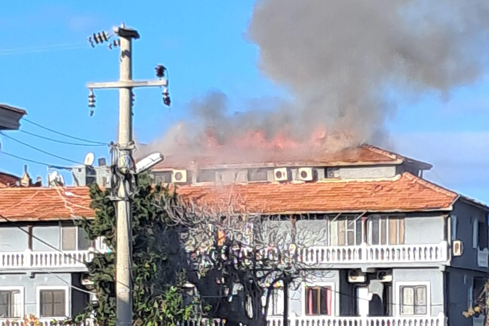 İzmir haber: Çeşme'de motel yangını!