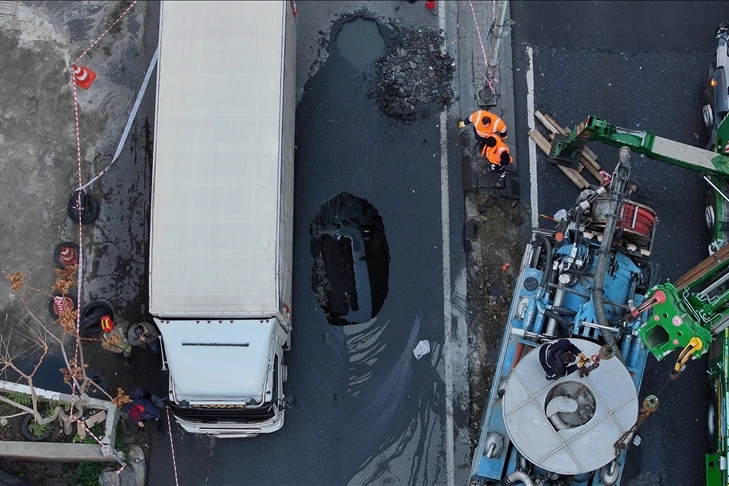 1 ay arayla ikinci kez: Güngören’de yol çöktü