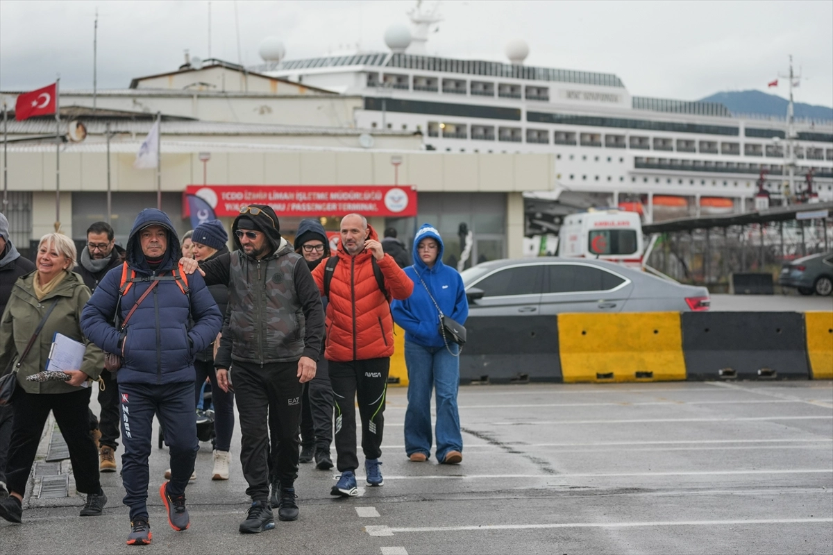 İzmir'e bu sabah 2 bin 700 turist geldi haberinin görseli