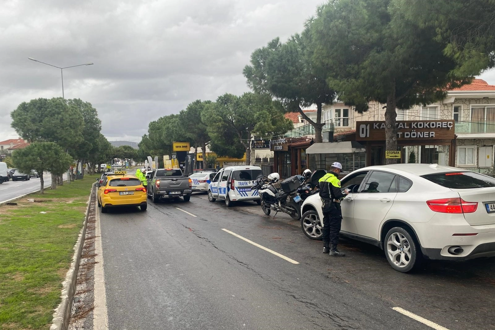 Çeşme'de yaya geçidi ihlali yapan kişilere işlem yapıldı