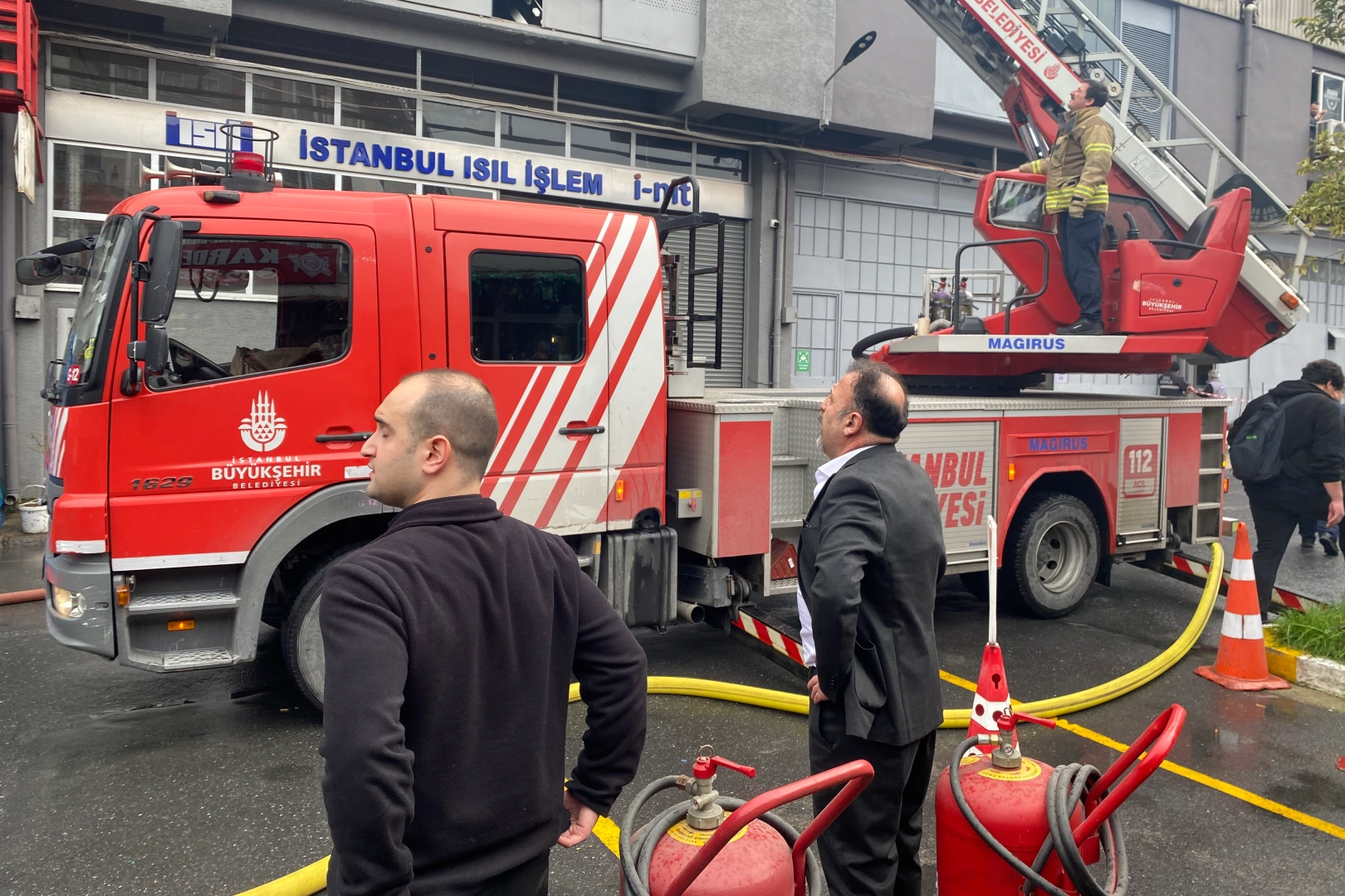 İstanbul’da 3 katlı iş yerinde yangın paniği