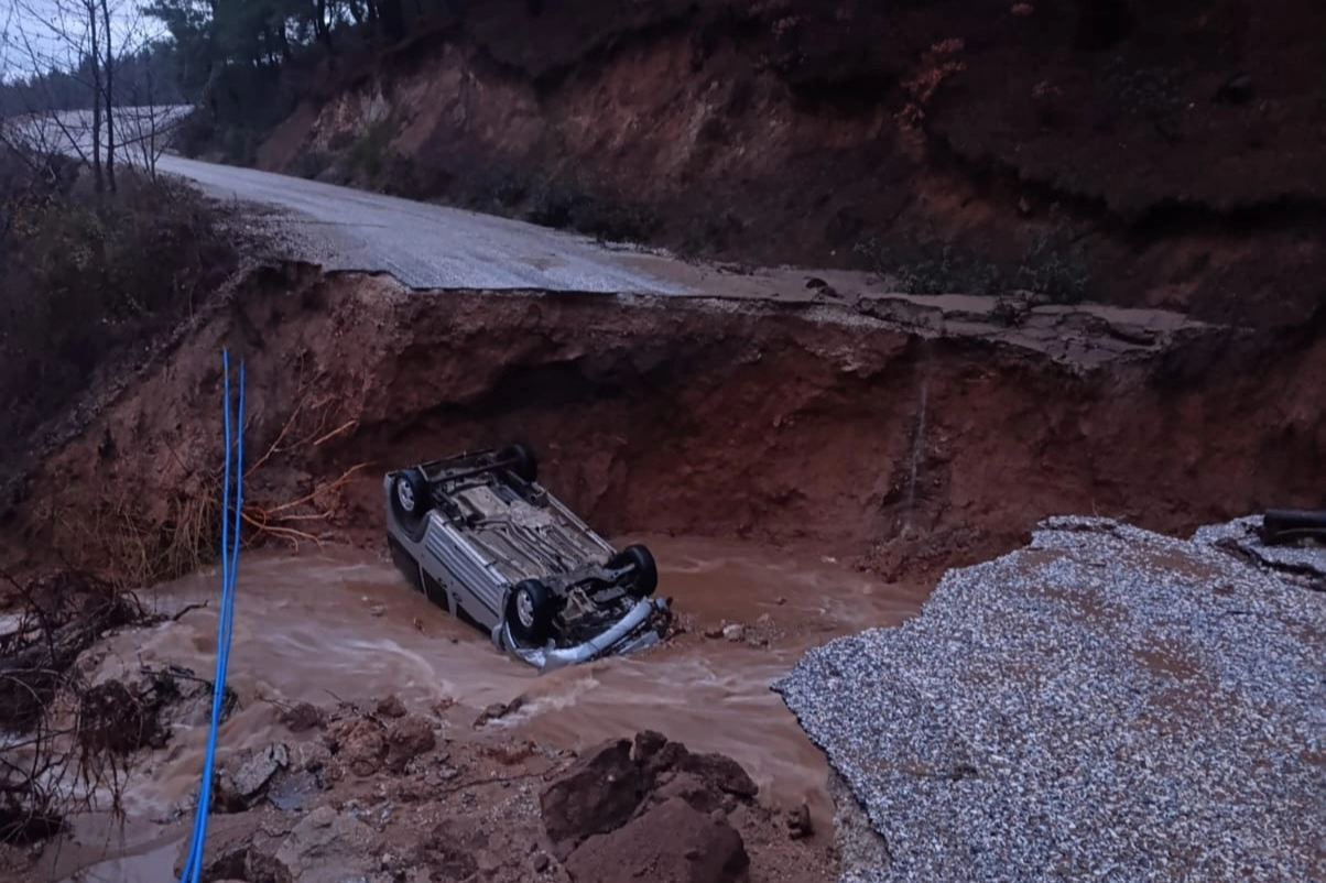 İzmir'de dağlık alanda yol çöktü, otomobil içine düştü haberinin görseli