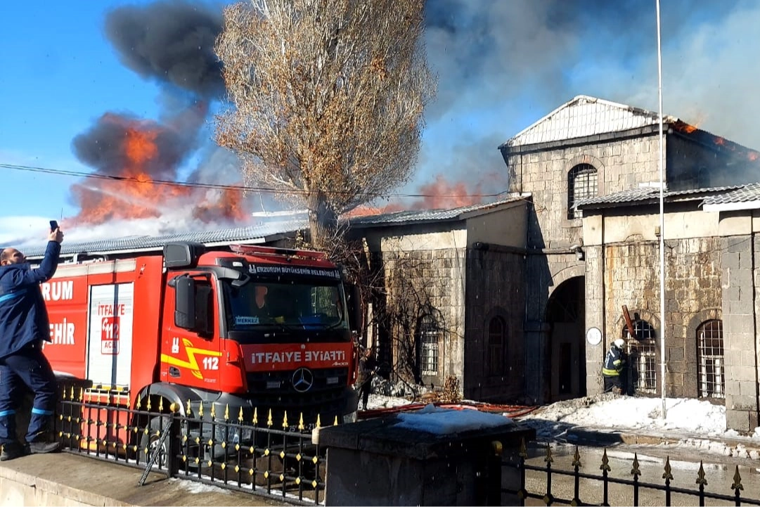 Tarihi ambarda korkutan yangın