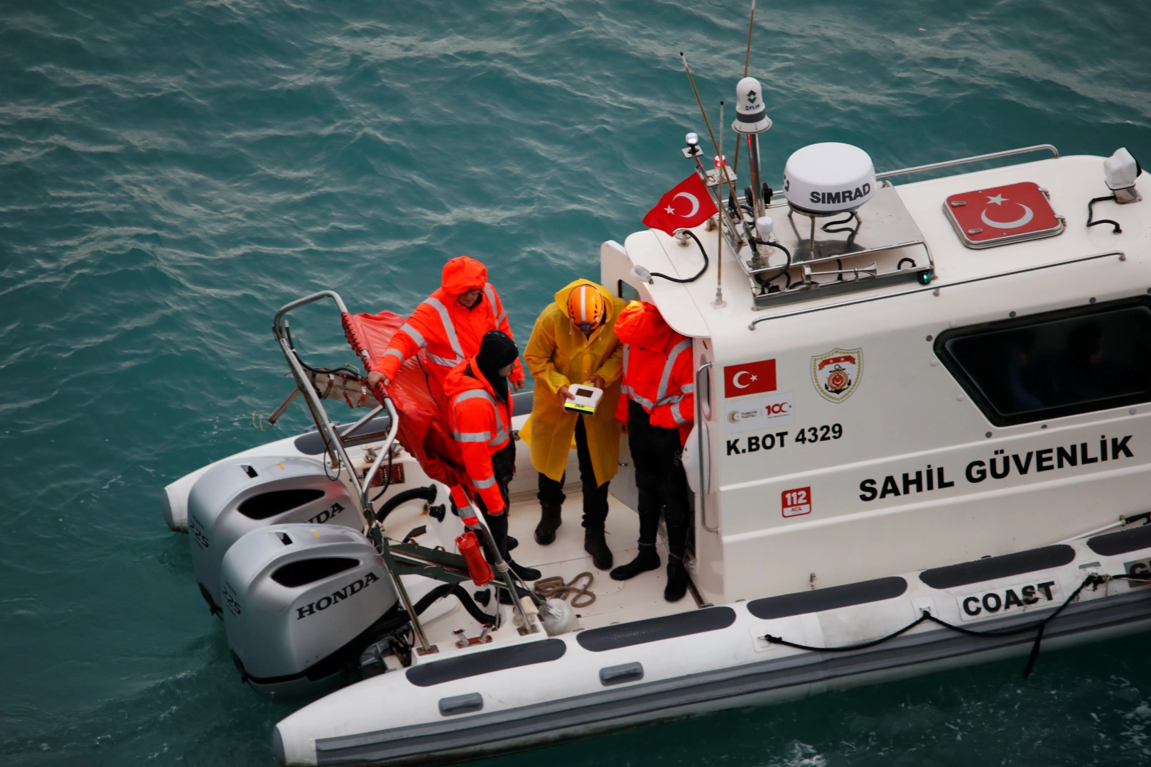 Falezlerden denize düşen otomobil, mıknatısla aranıyor