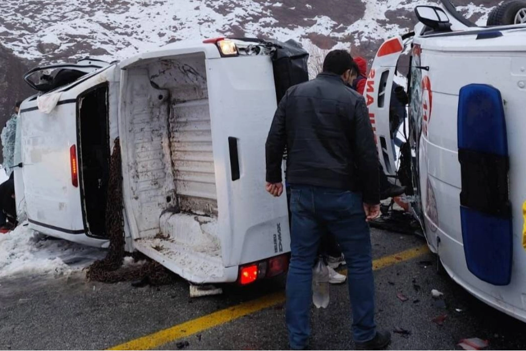 Ambulans ile pikap çarpıştı: 1’i ağır 5 kişi yaralandı