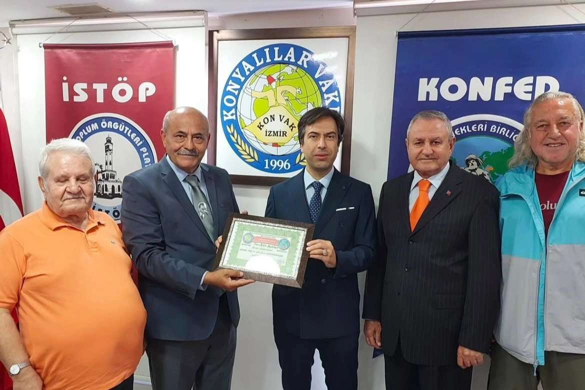Emekli Başsavcı Şahiner'in kitabı, Yeşilay ve Mehmetçik Vakfı'na bağışlandı haberinin görseli