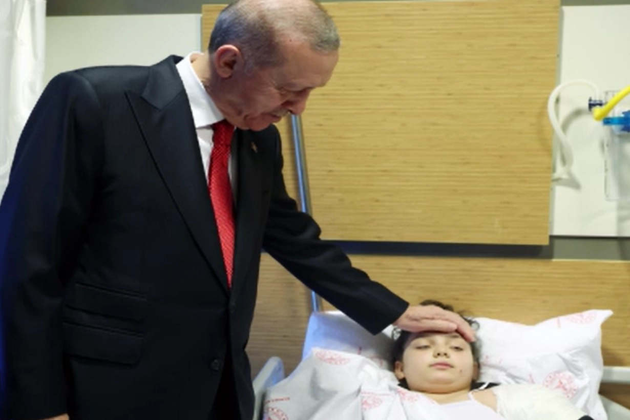 Erdoğan’dan hastane ziyareti: Servis kazasında yaralanan çocukları ziyaret etti