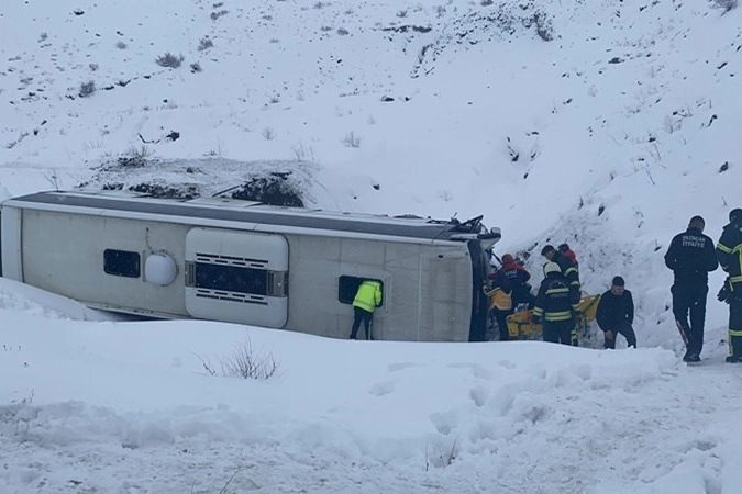 Erzincan’da otobüs devrildi: Çok sayıda ekip sevk edildi