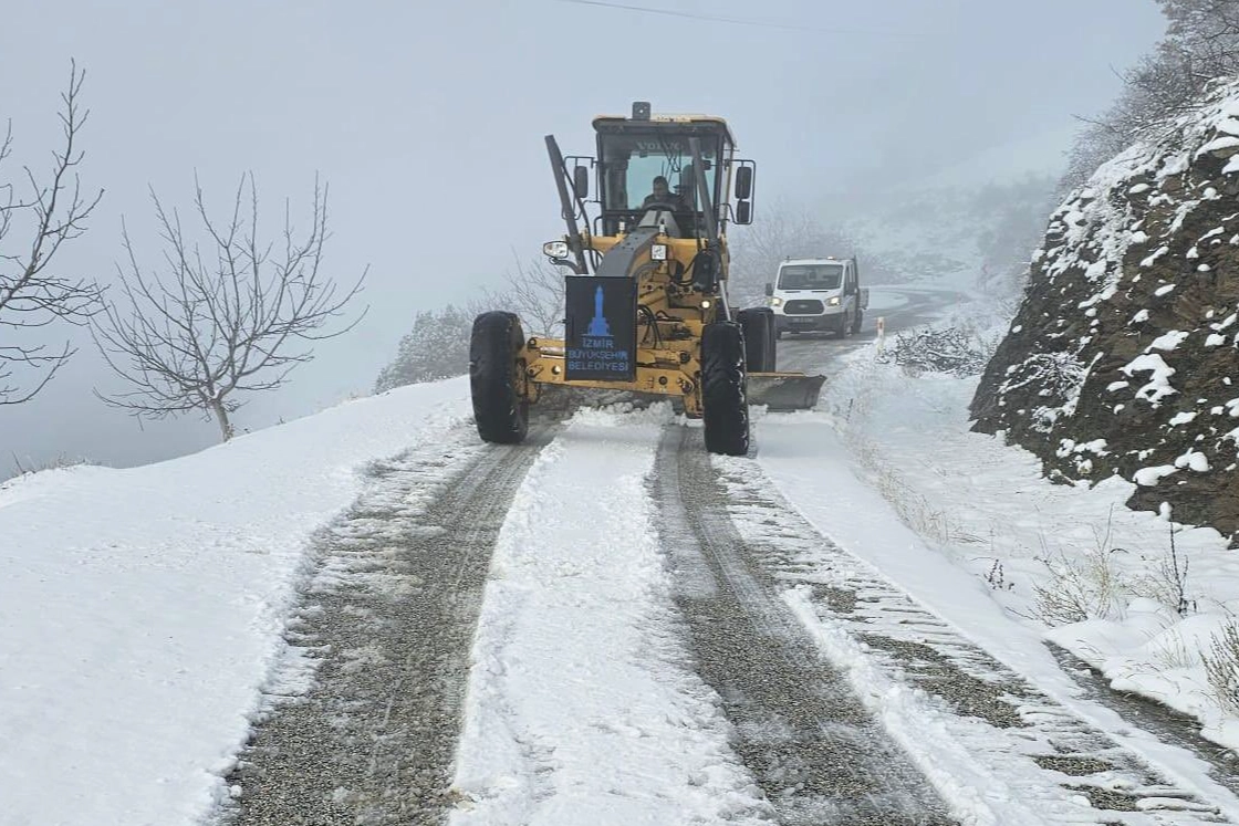 İzmir’de kar yağışından etkilenmemek adına yol çalışmaları devam ediyor