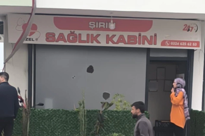 Tabelada eski kız arkadaşının adını görünce saldırdı