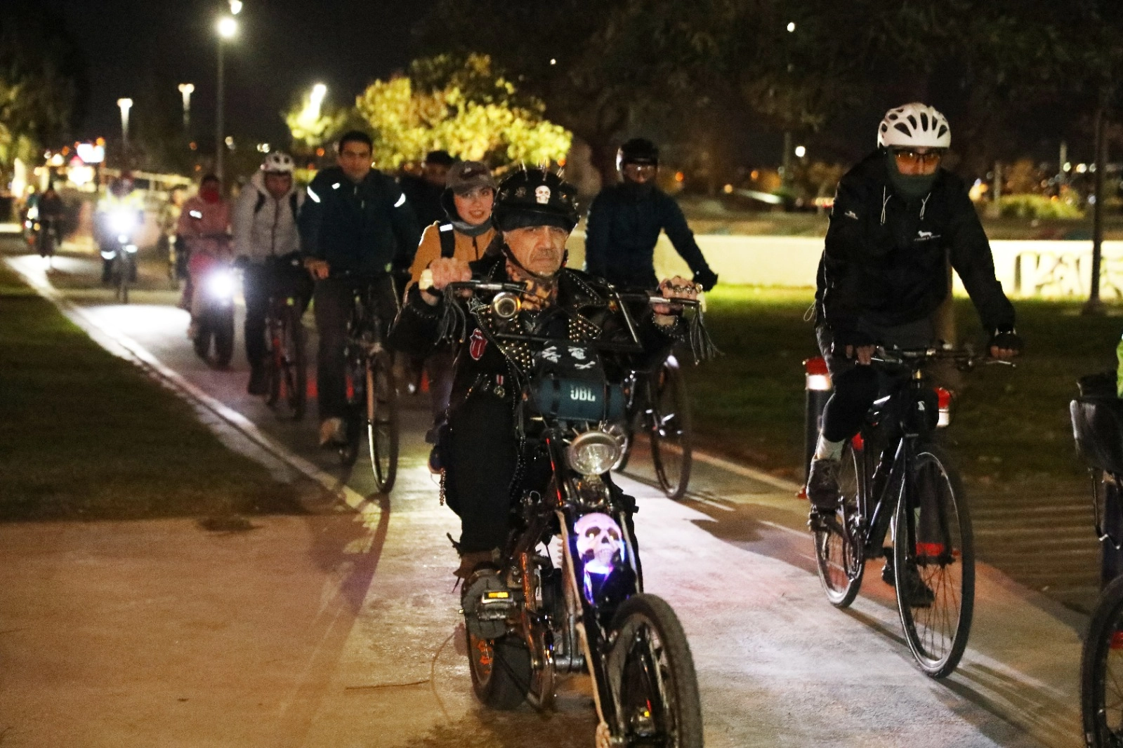 Karşıyakalı bisiklet tutkunları sağlıklı çevre için pedal çevirdi haberinin görseli