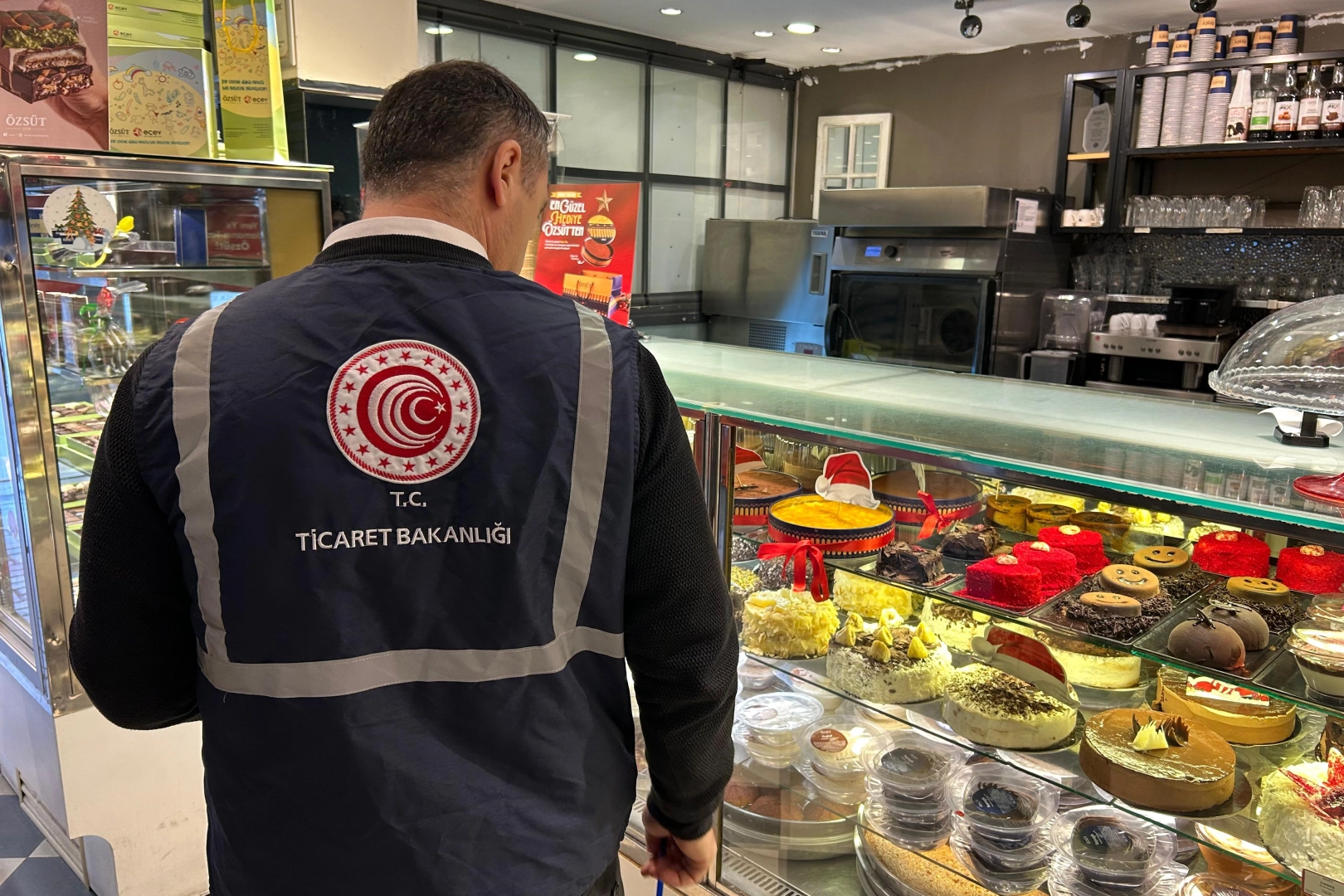 İzmir’de Ticaret Bakanlığı'ndan market ve pastanelere denetim haberinin görseli