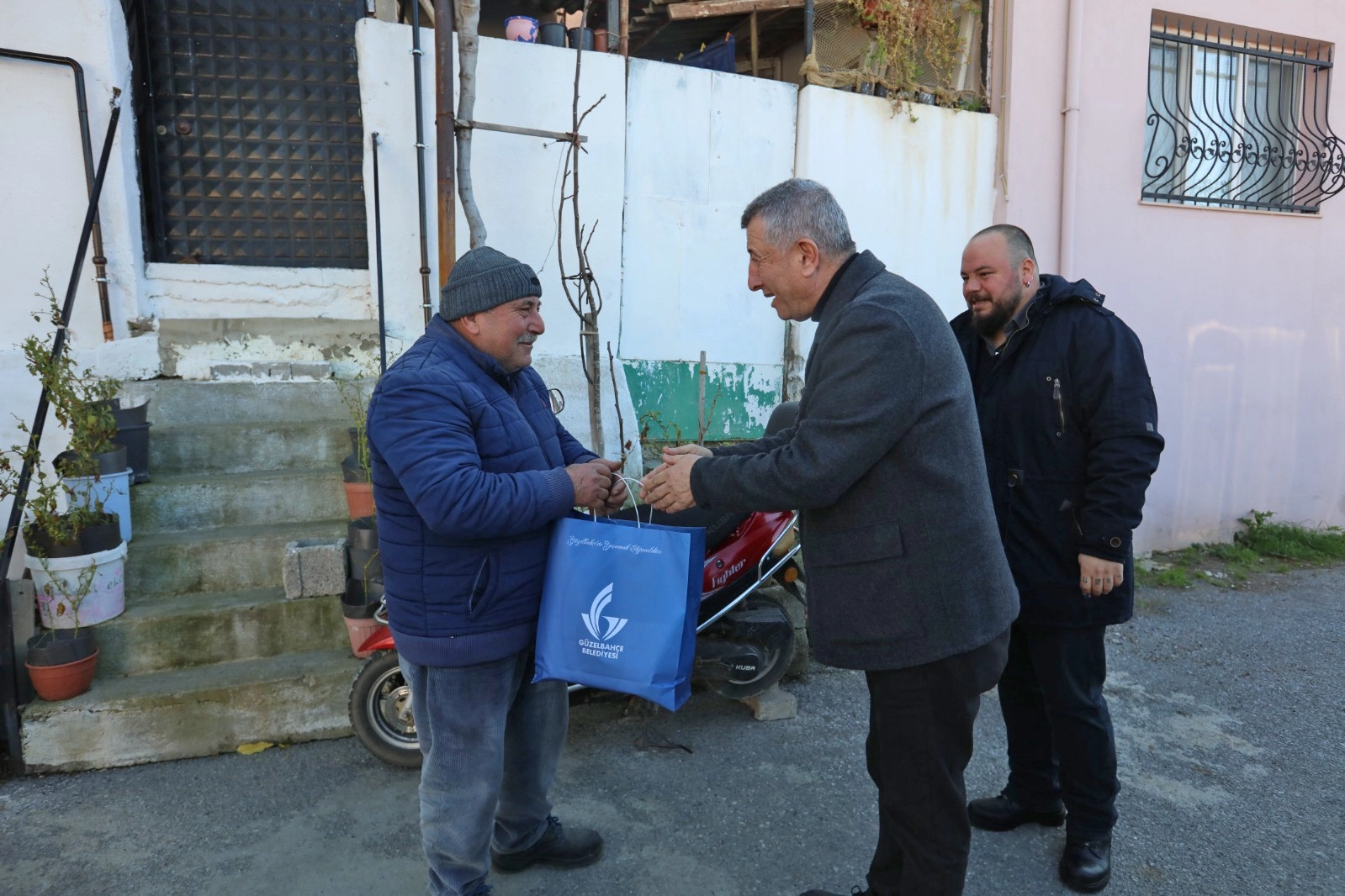 Başkan Günay kapı kapı dolaşıp yeni yıl için pasta dağıttı