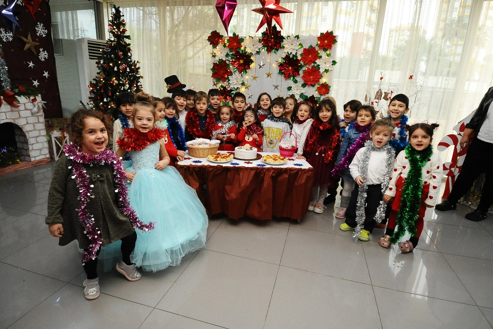 Karşıyaka’da yılbaşı ruhu hayat buldu: 7’den 70’e herkes yeni yılı kutladı haberinin görseli