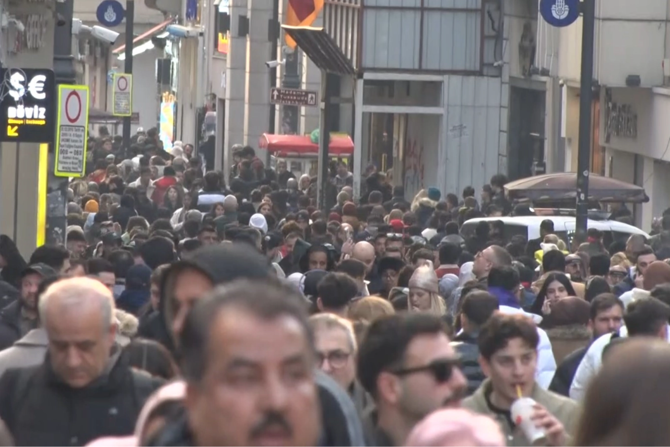 Yeni yıla saatler kala İstiklal Caddesi doldu taştı