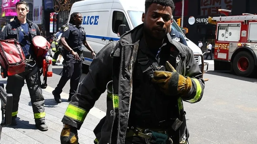 ABD’de facia: Araç yılbaşı kutlayan kalabalığa daldı! Çok sayıda ölü ve yaralı var haberinin görseli