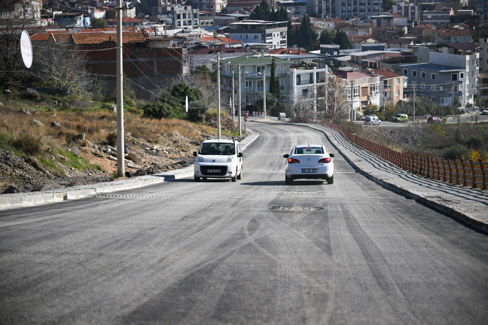 Bornova’da estetik dokunuş: 2 sokakta yol çalışmaları tamamlandı haberinin görseli