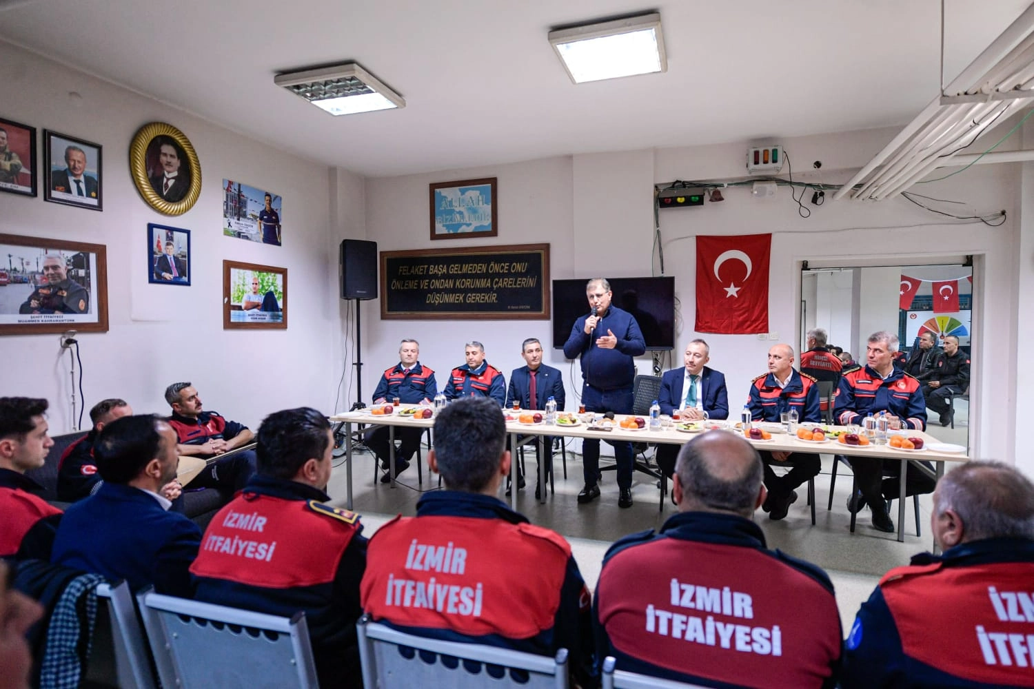 Cemil Tugay yeni yılı itfaiyecilerle karşıladı: Ne yapsanız hakkınız ödenmez haberinin görseli