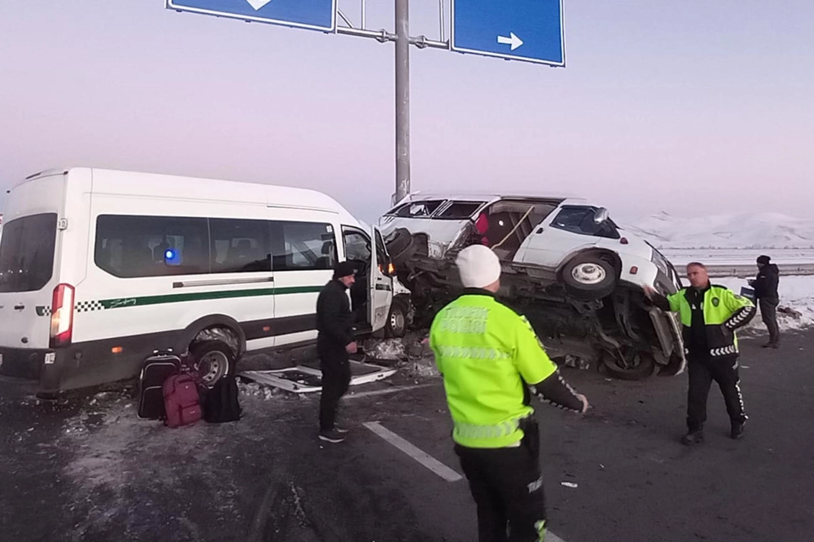 İki minibüs çarpıştı: 1'i ağır 27 yaralı haberinin görseli