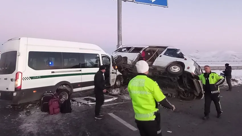 İki minibüs çarpıştı: 1'i ağır 27 yaralı