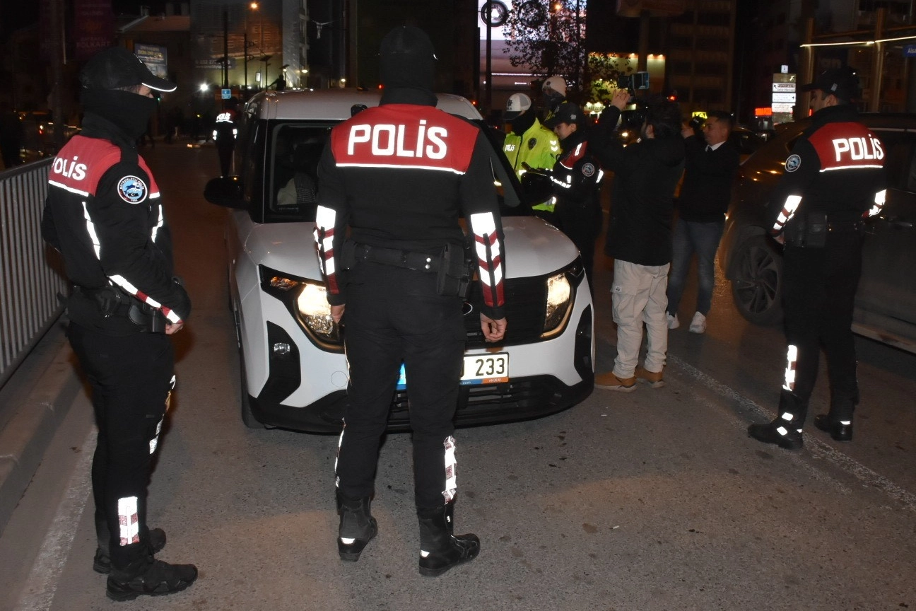 İzmir haber: Gece boyu denetim yapıldı haberinin görseli