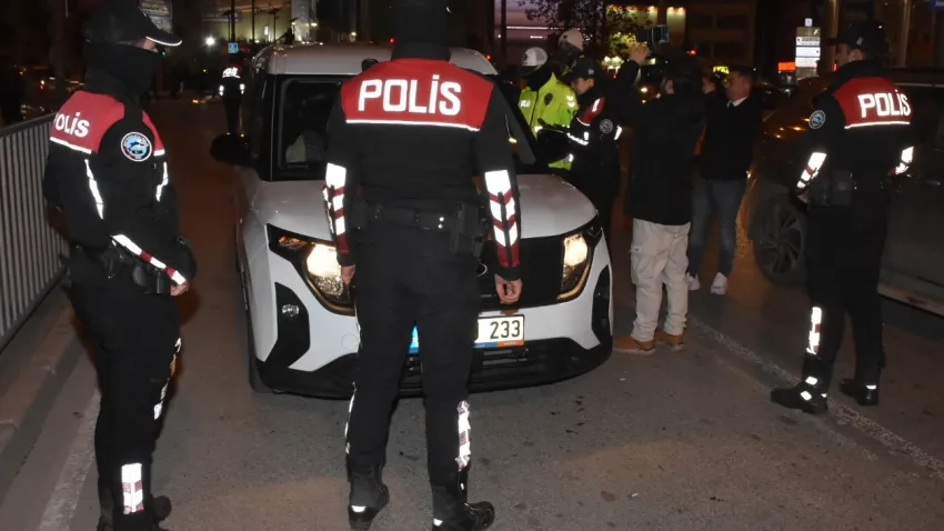 İzmir haber: Gece boyu denetim yapıldı haberinin görseli