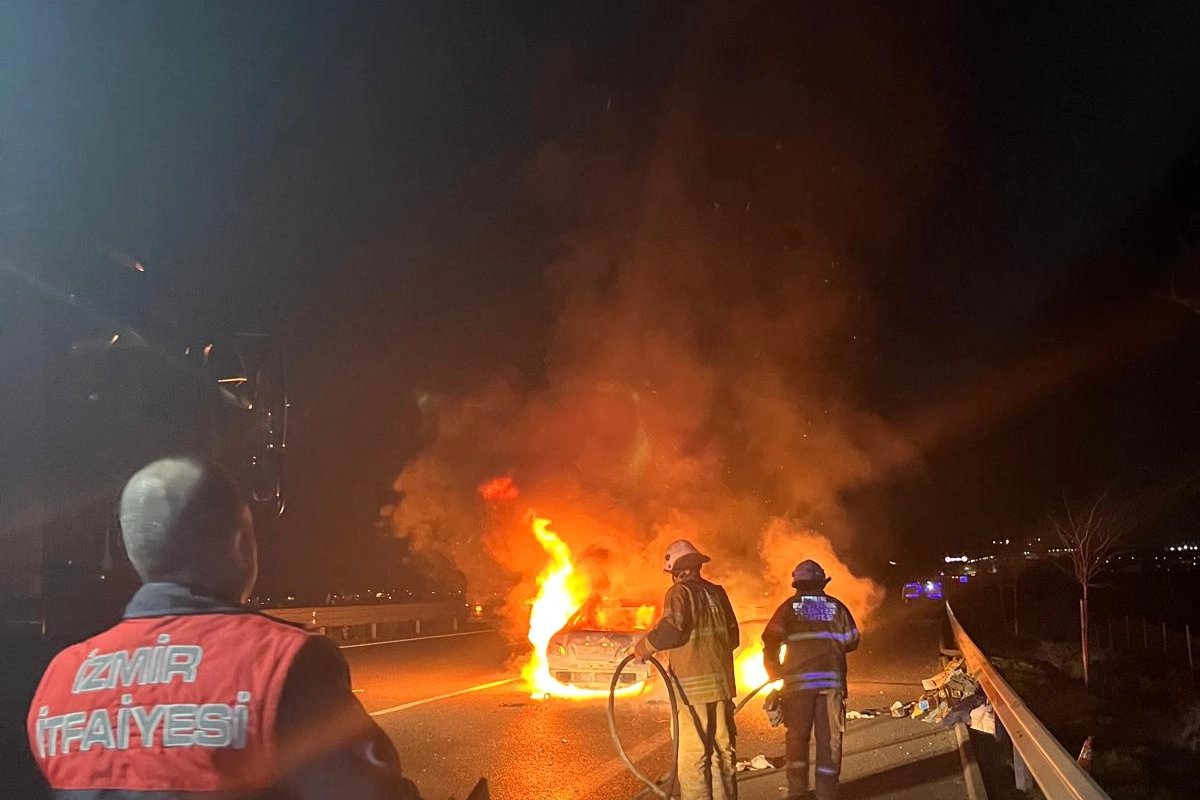 İzmir haber: Seyir halindeki otomobil alev aldı