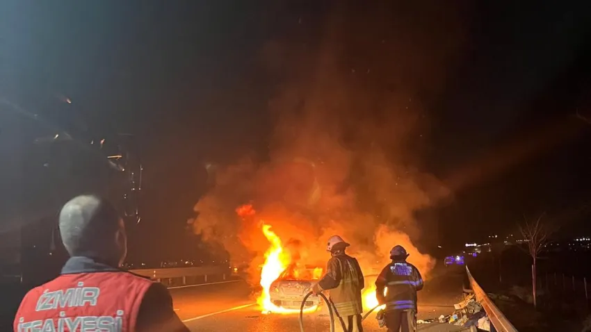 İzmir haber: Seyir halindeki otomobil alev aldı