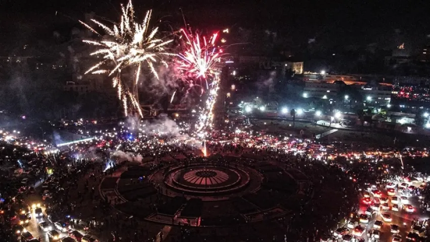 Suriyeliler hem rejimin yıkılışını hem de yeni yılı coşkuyla kutladı haberinin görseli