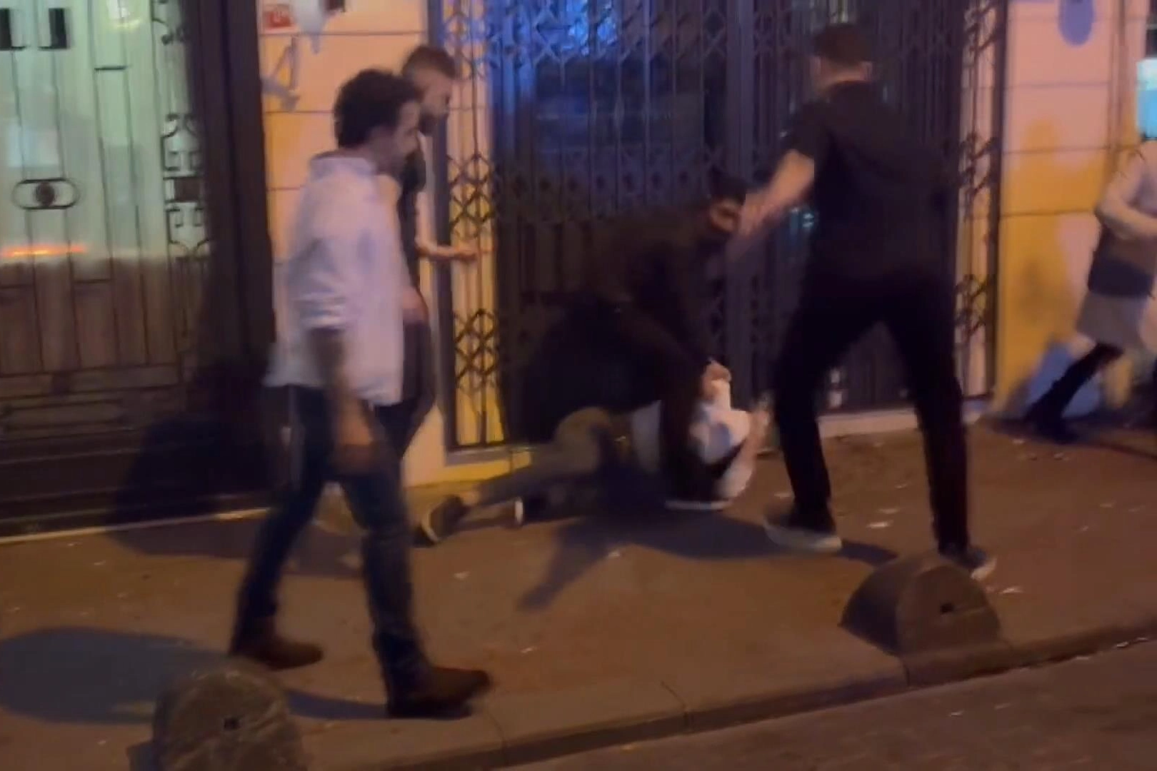 Taksim'de yeni yıl kutlamalarında tekmeli yumruklu kavga haberinin görseli