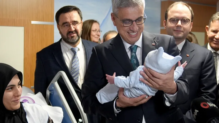 Yeni yılın ilk bebeğine Bakan Memişoğlu'ndan ziyaret