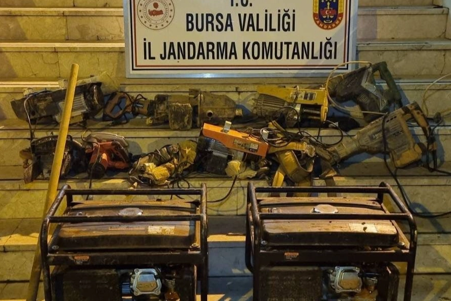 Zeytinlikte kaçak kazı yapan 7 kişi gözaltına alındı haberinin görseli