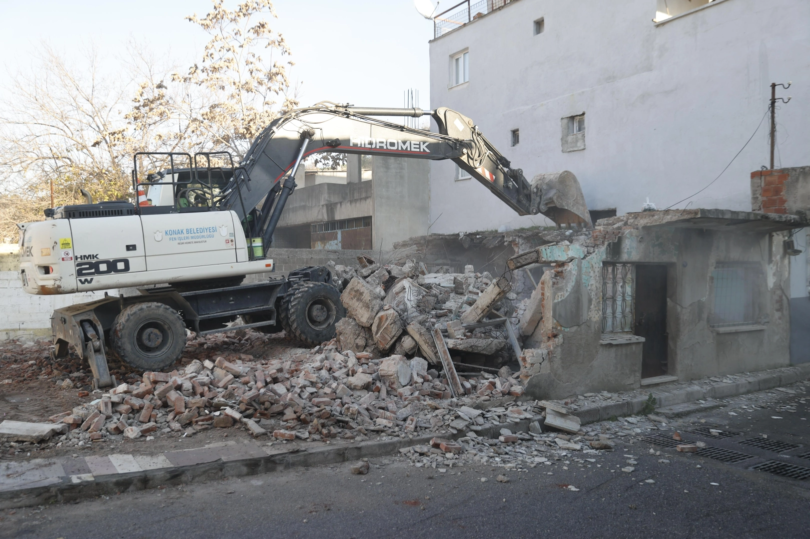 Konak’ta metruk bina seferberliği: 92 metruk bina yıkıldı