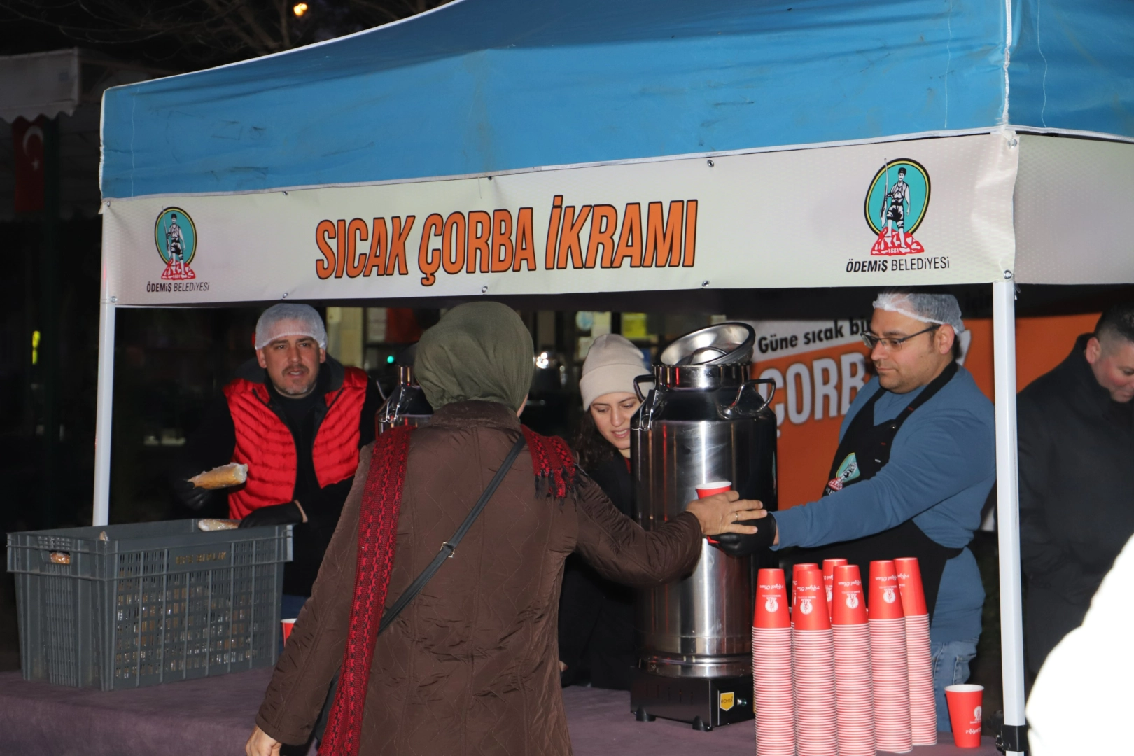 Ödemiş Belediyesi’nden vatandaşa sıcak çorba ikramı haberinin görseli