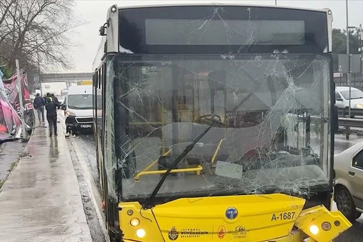 İETT otobüsü kontrolden çıktı: Aydınlatma direği ile reklam panosuna çarptı