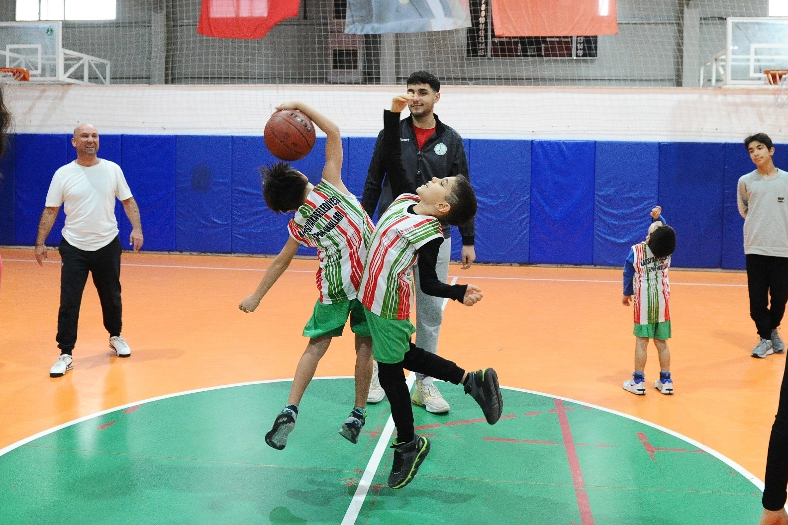 Karşıyaka’da aileler sporla bir araya geldi haberinin görseli