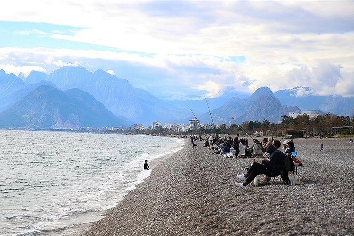 Antalya sahillerinde yoğunluk