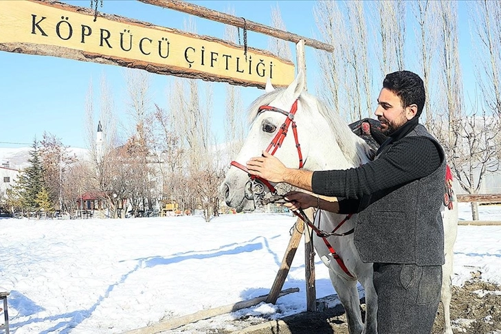 Bayburtlu ciritçi ile atının dostluğu sosyal medayada gündem oldu