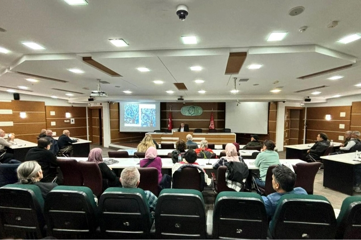 Bornova Belediyesi'nen doğru budama, verimli hasat eğitimi