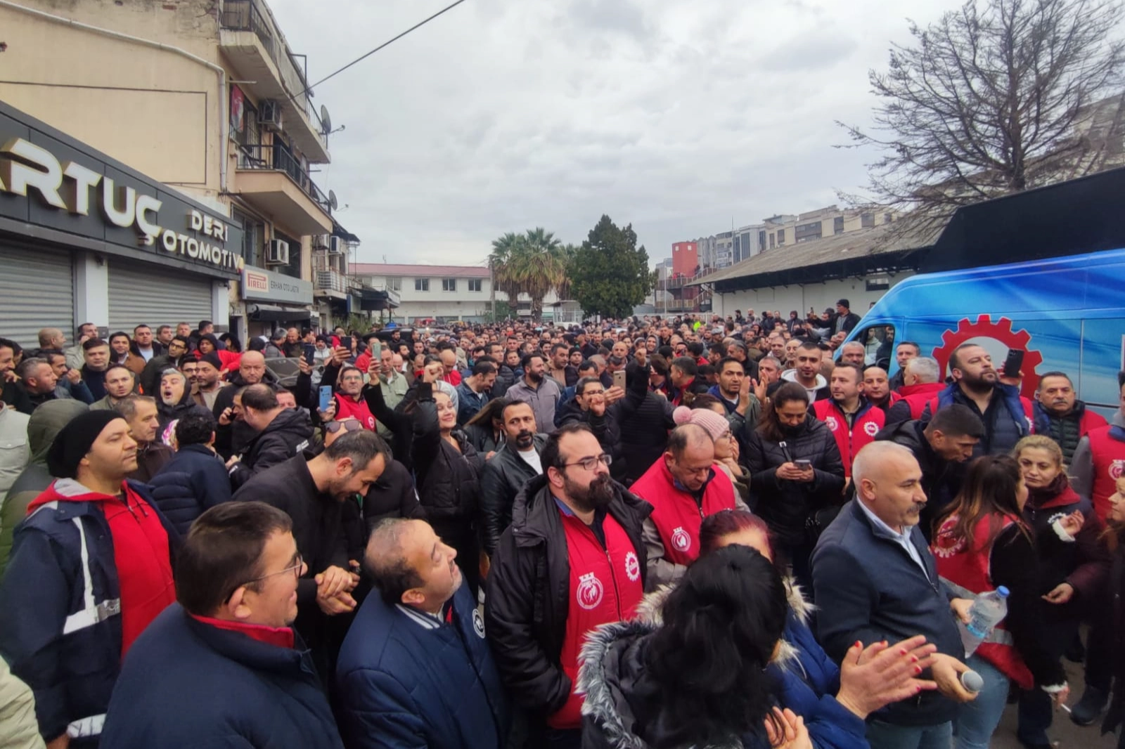 Büyükşehirde hayat durdu, binlerce işçi sokağa döküldü