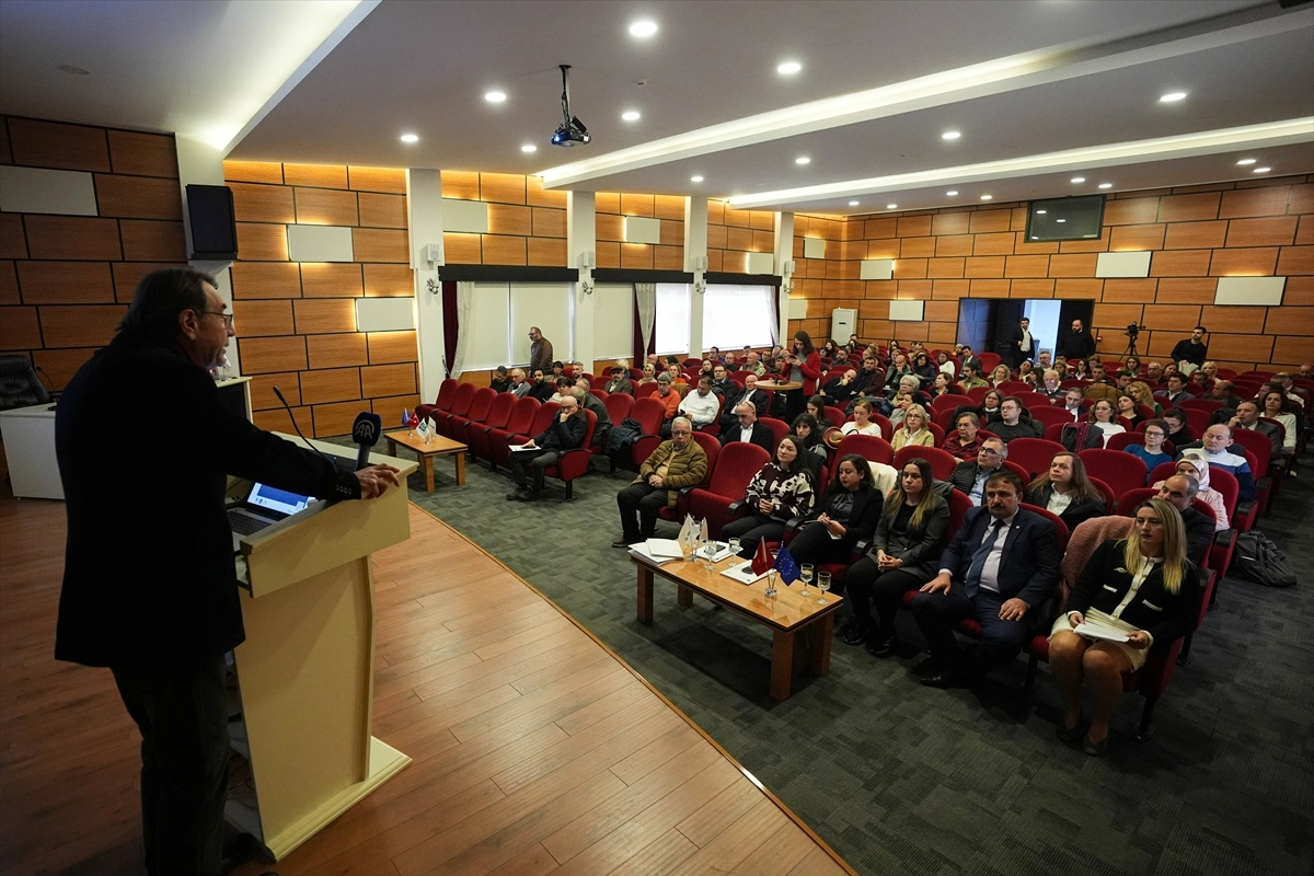 İzmir'de iklim değişikliğinin zeytinciliğe etkisi konuşuldu