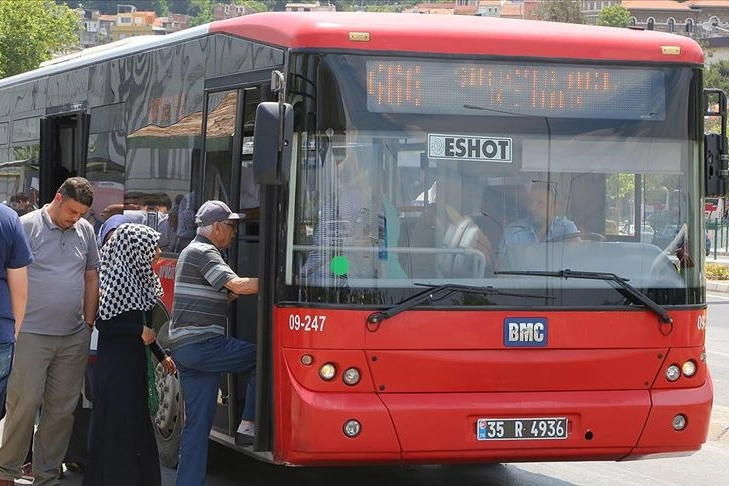 İzmir’de işçiler kazan devirdi: Otobüsler ne zamana kadar hizmet vermeyecek? haberinin görseli