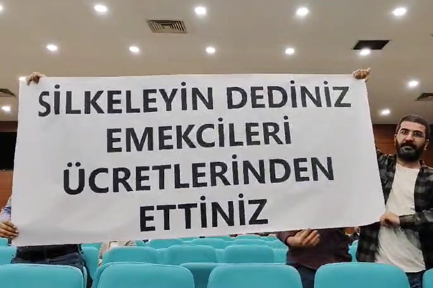 Konak Belediye Meclisi’nde işçi eylemi: Silkeleyenlerden hesap soruyoruz 