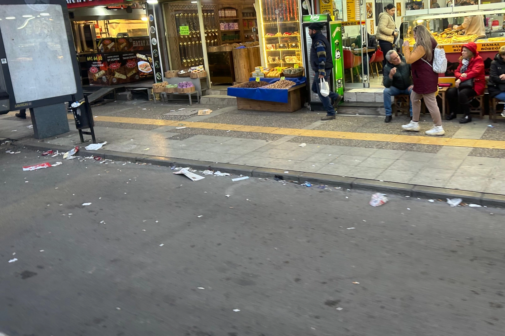 Bir yanda trafik diğer yanda çöp… Umurların da mı İzmir? haberinin görseli